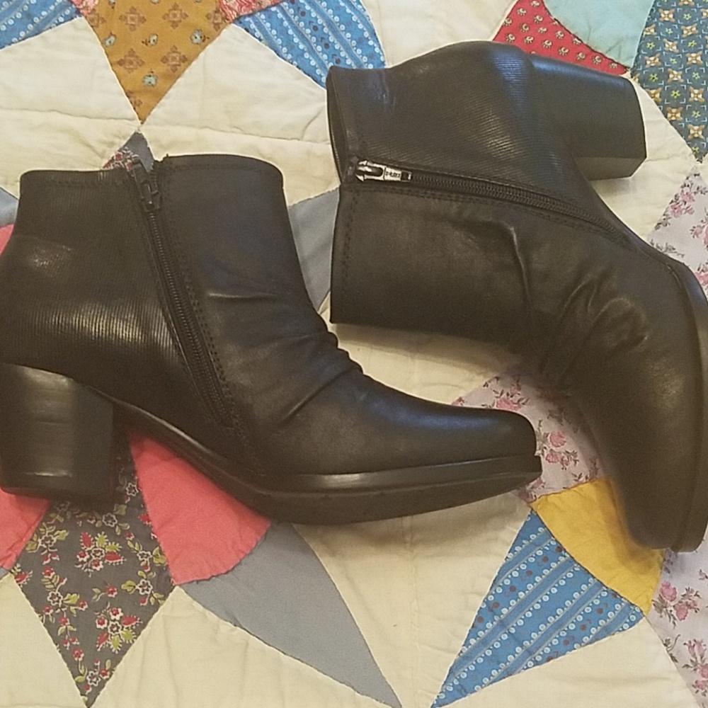Bare traps Booties NEW size 9